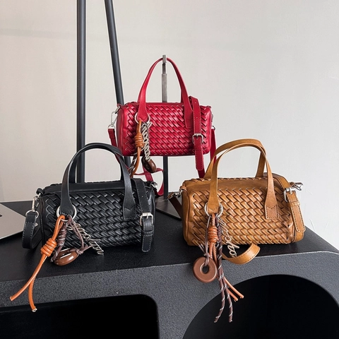 Damen Gewebte Boston Tasche PU Leder Handtasche Retro Street Style Umhängetasche Mit Abnehmbarem Gurt Und Anhänger Quaste