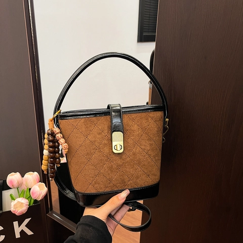 Borsa A Secchiello Retro In Camoscio Trapuntata Donne Cucitura Rombi Pelle PU Borsa A Spalla Tracolla Con Ciondolo