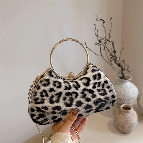 Borsa Da Sera In PU Lucido Leopardato Con Manico Circolare Dorato E Tracolla A Catena Rimovibile Per Cerimonie