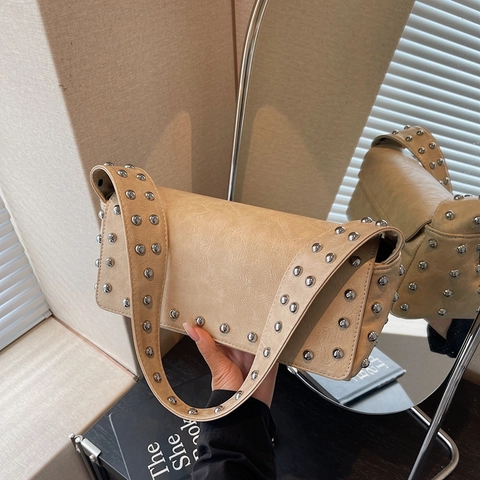 Sac Sous L'Aisselle En Cuir PU À Rivets Vintage Sac À Épaule Rectangulaire Style Street Punk Pour Femmes