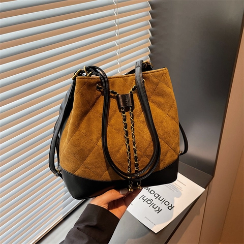 Damen Gesteppte Wildleder PU Leder Eimer Tasche Rucksack Trendiger Kordelzug Messenger Bag Mit Goldener Kette