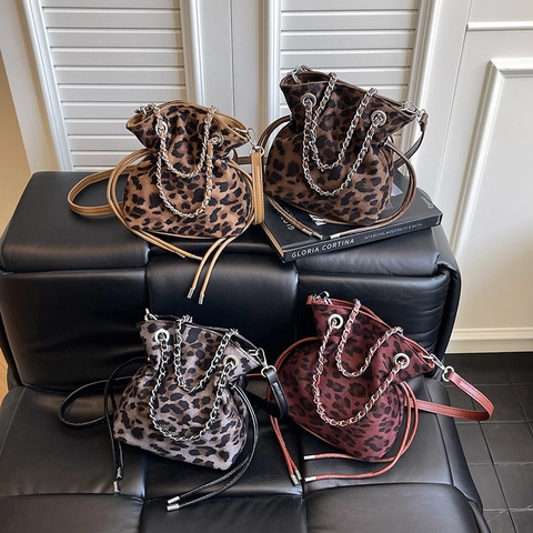 Leopardenmuster Eimer Tasche Wildleder Optik PU Kordelzug Silber Kette Schulter Umhängetasche Vintage Mode Damen