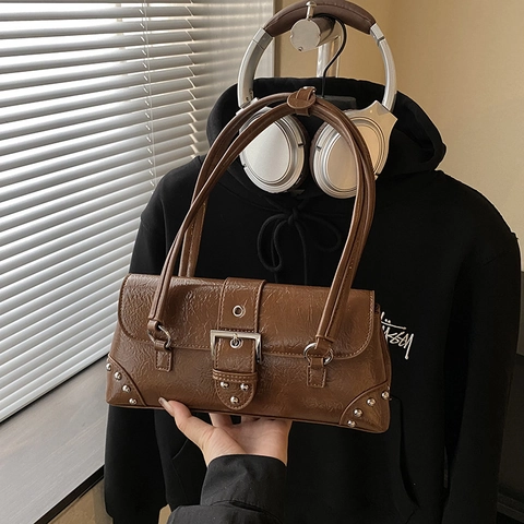 Borsa Sottobraccio Vintage Y2K Pelle PU Lucida Con Grande Fibbia Argentata Rivetti Borsa A Spalla Baguette Retrò Per Donne