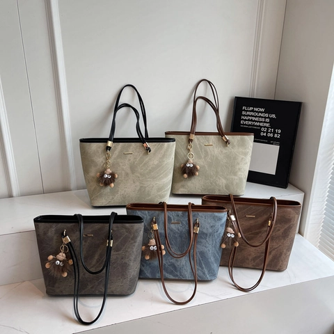 Women Large Capacity Tote Bag PU Leather Marble Texture Shoulder Bag With Plush Monster Charm For Casual Daily Commute