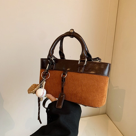 Bolso De Mano Para Mujer Cuero PU Pana Color Block Retro Bolso De Bandolera Con Colgante De Béisbol Decorativo