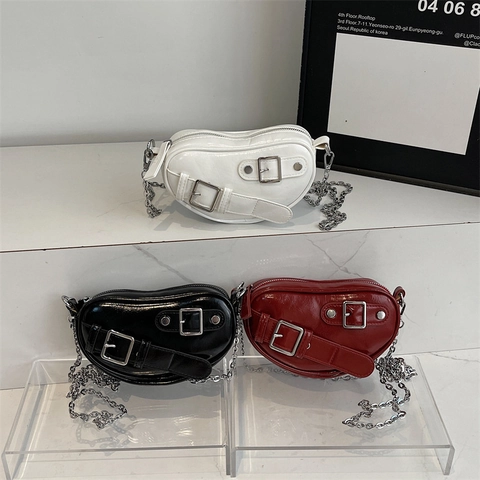 Sac À Bandoulière En Forme De Cœur Cuir PU Brillant Chaîne Argentée Boucles Décoratives Style Biker Mode Pour Femmes