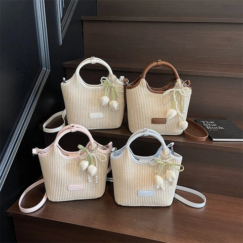 Gewebte Stroh Eimertasche Mit PU Besatz Und Künstliche Perlen Tulpen Anhänger Handtasche Crossbody Schultertasche