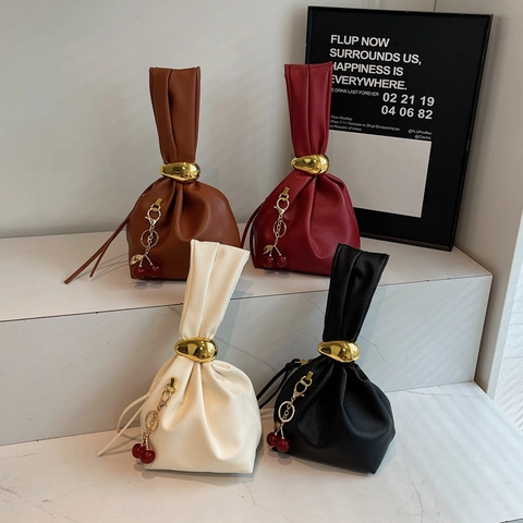 Bolso De Mano Plisado Elegante Para Mujer Textura Lychee Cuero PU Bolso Bombonera Anillo Metal Dorado Colgante Cereza