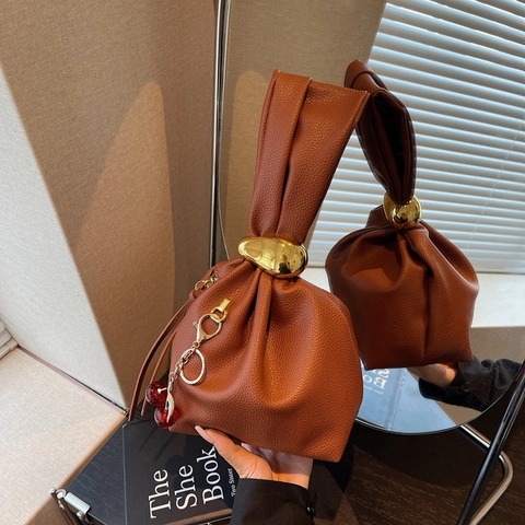 Bolso De Mano Plisado Elegante Para Mujer Textura Lychee Cuero PU Bolso Bombonera Anillo Metal Dorado Colgante Cereza