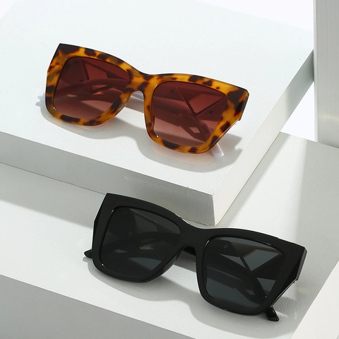 Fashion Square Sunglasses With Metal Triangle Hinge UV400 Protection PC Frame Vintage Oversized Eyewear For Women