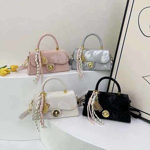 Damen PU Leder Schulter Umhängetasche Marmor Wolke Textur Gold Drehbeschlag Tennis Schläger Anhänger Schal Deko Handtasche