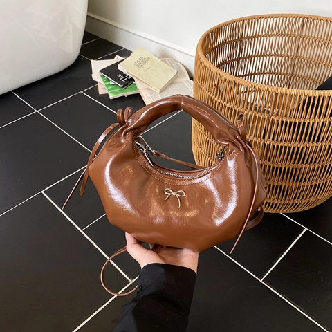 Bolso Hobo Media Luna Para Mujer Cuero PU Brillante Bolso De Hombro Cruzado Axila Con Lazo Metálico Estilo Francés Color Sólido Bolso De Mano De Moda