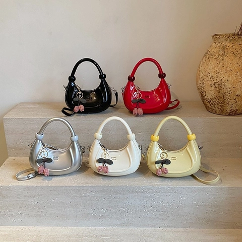 Borsa Hobo A Mezzaluna Da Donna In Pelle PU Lucida Con Ciondolo A Ciliegia Tracolla Regolabile Borsa A Spalla Versatile