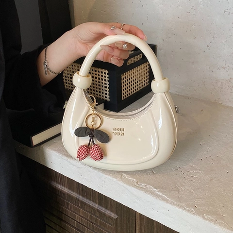 Borsa Hobo A Mezzaluna Da Donna In Pelle PU Lucida Con Ciondolo A Ciliegia Tracolla Regolabile Borsa A Spalla Versatile