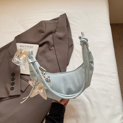 Bolso De Hombro De Media Luna Plisado Cuero PU Correa Con Nudo Bolso De Axila Hobo Con Llavero De Estrella Moda Minimalista