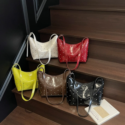 Damen Nietentasche Hobo Tasche PU Leder Schulter Unterarmtasche Retro Punk Mode Halbmond Tasche