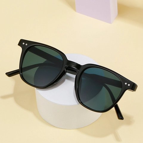 Retro Square Sunglasses Women Men UV400 Protection Ocean Color Lens PC Frame Vintage Rivet Fashion Eyewear