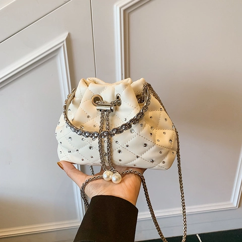 Borsa A Secchiello In Pelle PU Trapuntata Borsa A Mano Con Coulisse In Strass Manico In Metallo Catena Di Künstliche Perle Per Donna
