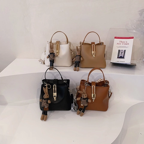 PU Leder Eimertasche Für Frauen Mode Schulter Umhängetasche Mit Geometrischem Breitem Gurt Und Hasenanhänger