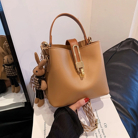 PU Leder Eimertasche Für Frauen Mode Schulter Umhängetasche Mit Geometrischem Breitem Gurt Und Hasenanhänger