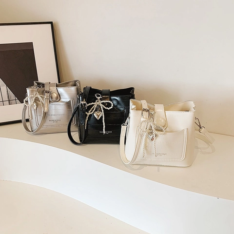 Dames Krokodillenpatroon PU Leer Emmer Tas Met Kunstparel Strik Hart Hanger Mode Veelzijdige Crossbody Schoudertas