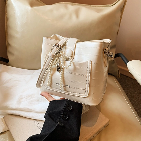Dames Krokodillenpatroon PU Leer Emmer Tas Met Kunstparel Strik Hart Hanger Mode Veelzijdige Crossbody Schoudertas