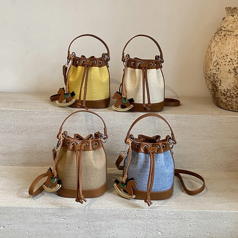 Bolso Cubo Mujer Con Cordón Lona Cuero PU Patchwork Color Contraste Bolso De Hombro Con Colgante De Caballo De Madera