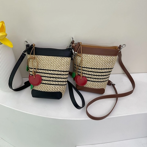 Borsa A Tracolla In Paglia Intrecciata Secchiello Spiaggia Estate Righe Contrasto Finiture Pelle PU Ciondolo Ciliegia