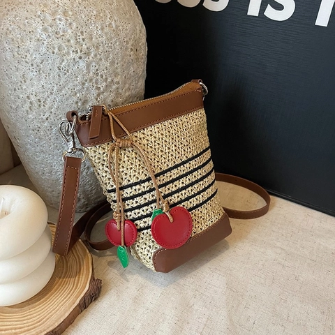 Borsa A Tracolla In Paglia Intrecciata Secchiello Spiaggia Estate Righe Contrasto Finiture Pelle PU Ciondolo Ciliegia