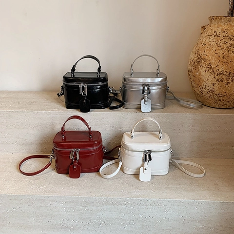 Damen Glänzende PU Leder Quadratische Tasche Handtasche Crossbody Vanity Stil Mit Abnehmbarem Gurt Silberner Hardware