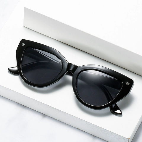 Fashion Cat Eye Sunglasses For Women PC Frame UV400 Protection Retro Vintage Sun Glasses Party Outdoor Eyewear Decorative Rivet