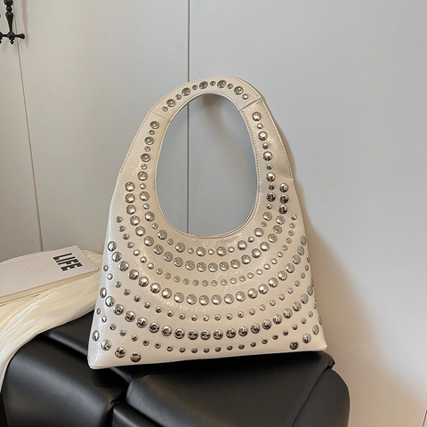Bolso Hobo Axilar Cuero PU Decoración De Remaches Plateados Gran Capacidad Estilo Punk Vintage Para Mujeres Color Sólido