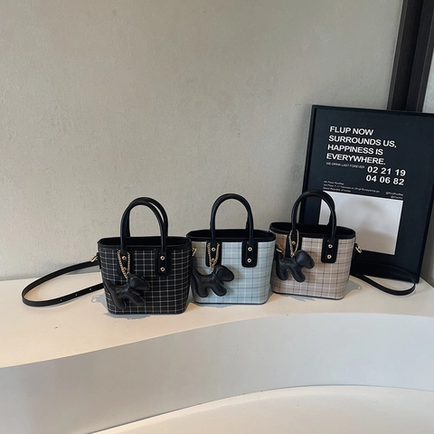Damen PU Leder Umhängetasche Mit Karomuster Kleine Tragetasche Mit Abnehmbarem Gurt Und Welpenanhänger Retro Casual Style