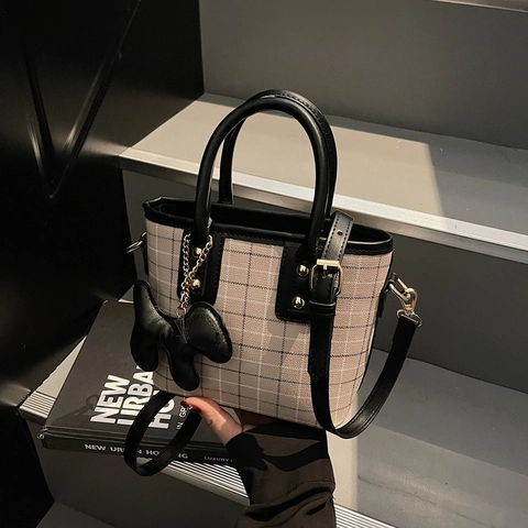 Damen PU Leder Umhängetasche Mit Karomuster Kleine Tragetasche Mit Abnehmbarem Gurt Und Welpenanhänger Retro Casual Style