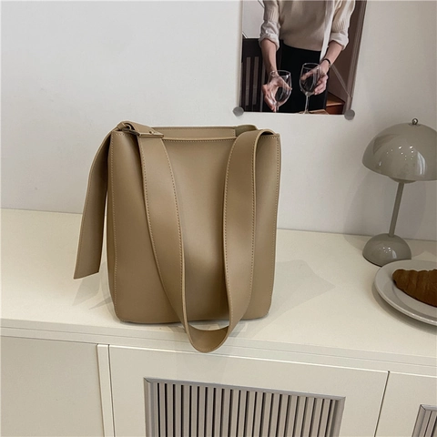 Retro PU Leather Tote Bag Large Capacity Women Commuter Shoulder Handbag Minimalist Solid Color Matching Small Pouch Adjustable Wide Strap