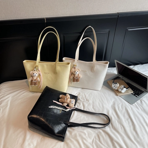 Crocodile Pattern PU Leather Tote Bag Large Capacity Shoulder Handbag With Bear Pendant For Women Casual Urban