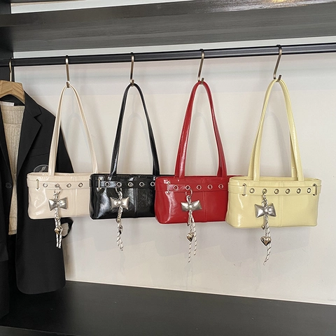 Borsa Sottobraccio Da Donna In Pelle PU Lucida Con Ciondoli A Fiocco Cuore E Occhielli Metallici Vintage