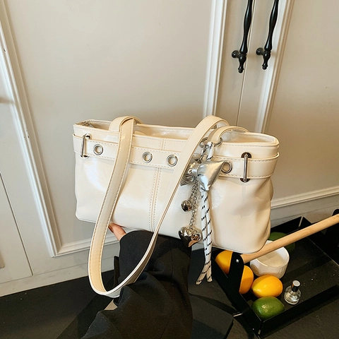 Borsa Sottobraccio Da Donna In Pelle PU Lucida Con Ciondoli A Fiocco Cuore E Occhielli Metallici Vintage