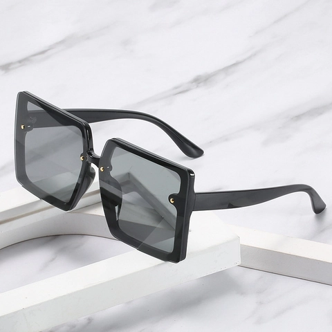 Oversized Square Sunglasses For Women Fashion UV400 Protection PC Frame Retro Large Shades With Metal Rivets Gradient Lens