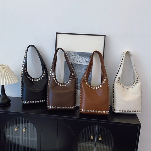 Sac Hobo Vintage Pour Femmes Grande Capacité En Cuir PU Sac À Bandoulière Sous Le Bras Avec Décor De Rivets Argentés Style Punk
