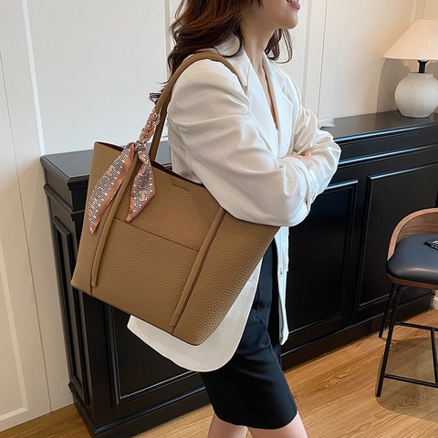 Große Tote Bag Aus PU Leder Mit Litchi Narbung Und Dekorativem Satinnschal Einfache Pendler Handtasche Für Damen