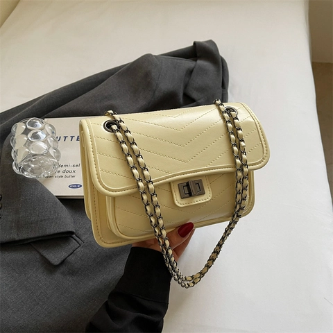 Women Chevron Quilted Shoulder Bag PU Leather V Pattern Metal Chain Strap Crossbody Flap Bag Turn Lock Fashion Minimalist