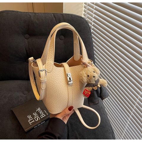 Sac Seau pour Femmes en Cuir PU à Texture Litchi Sac à Bandoulière Minimaliste Avec Pendentif Ours Sac à Main Rétro
