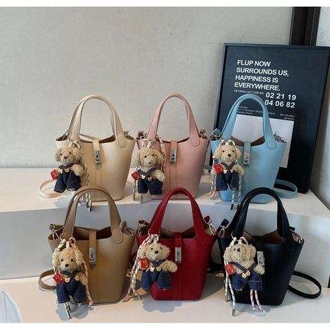 Sac Seau pour Femmes en Cuir PU à Texture Litchi Sac à Bandoulière Minimaliste Avec Pendentif Ours Sac à Main Rétro