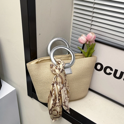 Gewebte Stroh-Handtasche Mit Silbernem Metallgriff Und Bedrucktem Satinnschal Elegante Sommer Strand Urlaubstasche Für Damen