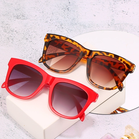 Women Square Frame Sunglasses Oversized PC UV400 Protection Vintage Fashion Outdoor Eyewear With Metal Rivets