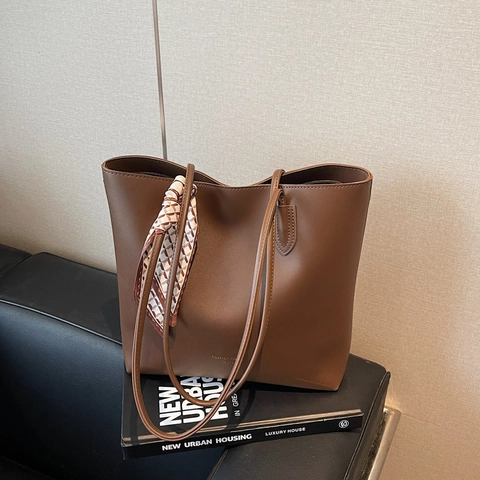 Grand Sac Tote Pour Femmes Cuir PU Sac À Épaule De Banlieue Sac Sous L'Aisselle Avec Foulard En Satin Décoratif Style Urbain Rétro