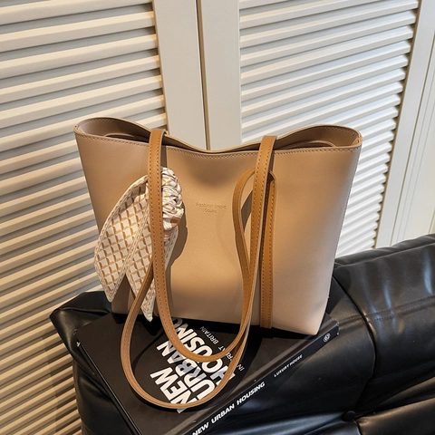 Borsa Tote Grande Capacità In Pelle PU Borsa Da Spalla Per Pendolari Con Sciarpa Di Raso Decorativa Da Donna