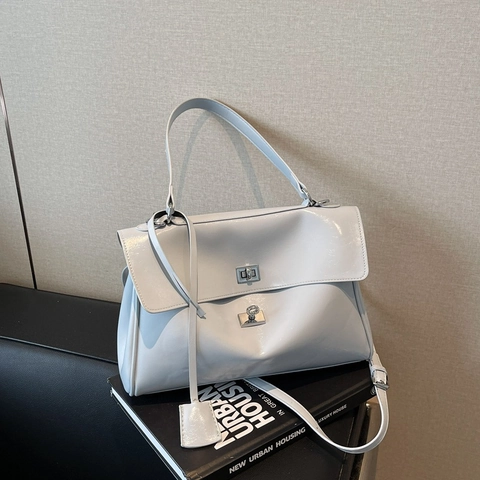 Borsa A Spalla Grande Capacità Pelle Verniciata PU Lucida Donna Borsa A Mano Patta Chiusura Girevole Argento Versatile