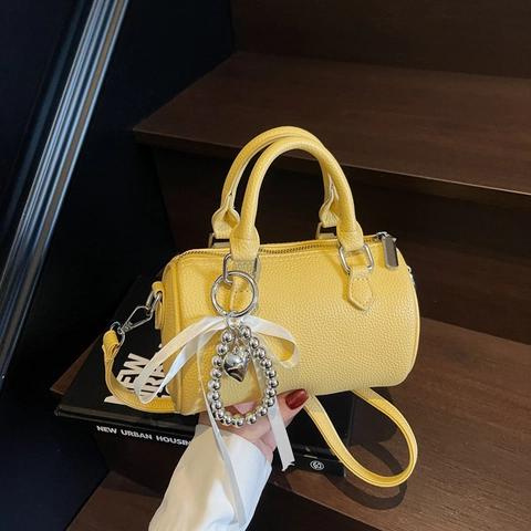 Damen Mini Boston Tasche Litschi Narbe PU Leder Barrel Crossbody Schulter Handtasche Schleife Herz Anhänger Mode Trend